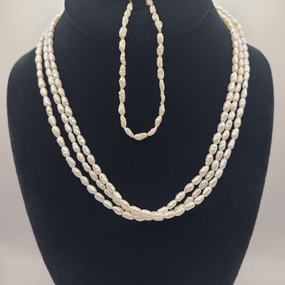 Jewelry - Elegant Pearl Necklace Set